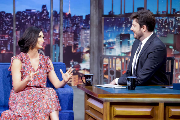 Danilo Gentili bate papo descontraído com a atriz Morena Baccarin
