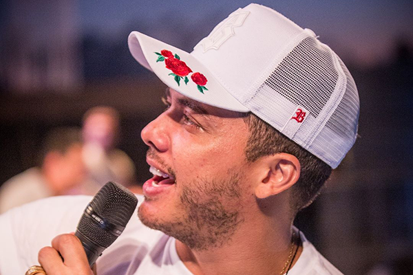 Magérrimo, Wesley Safadão exibe nova silhueta em foto com família