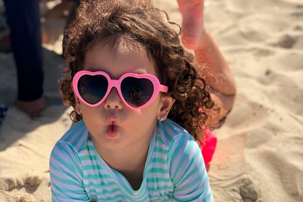 Aos 4 anos, filha de Safadão rouba a cena dançando funk