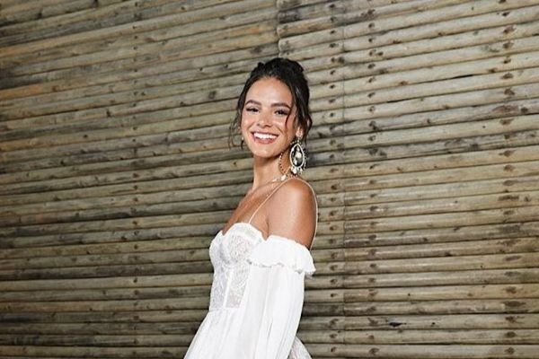 Bruna Marquezine sai da casa dos pais e compra mansão com 1104 metros quadrados