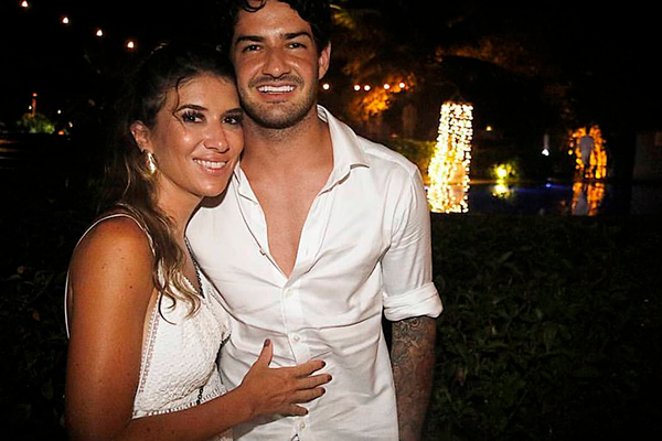 Apaixonado, Alexandre Pato solta a voz e manda recado para Rebeca Abravanel