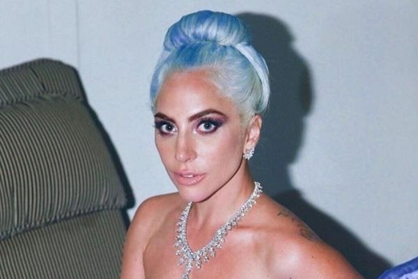 Lady Gaga ostenta colar de R$ 18 milhões em evento e chama atenção