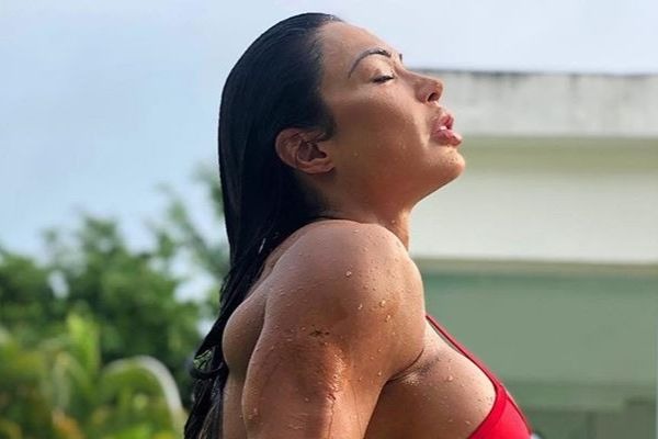 Gracyanne Barbosa causa com MICRO-PEÇA, biquíni de fita isolante e o cachorro na piscina