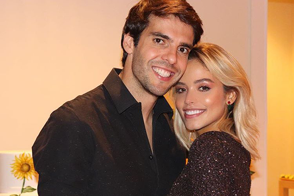 Kaká faz ensaio romântico com Carol Dias em Fernando de Noronha
