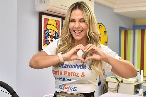 Carla Perez visita hospital com crianças que fazem tratamento contra o câncer