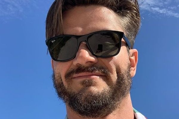 Famoso faz cirurgia plástica em paciente e transmite ao vivo todo procedimento na web