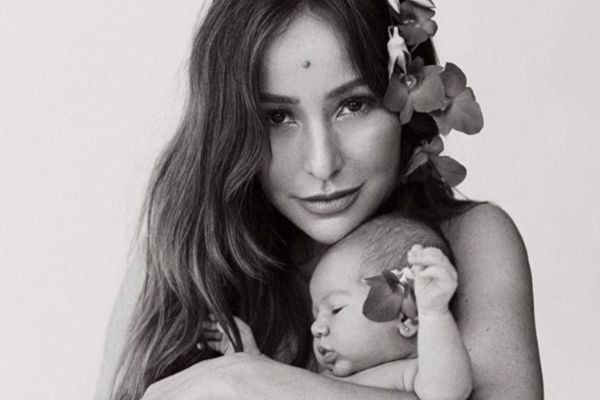 Dois meses após dar à luz, Sabrina Sato aparece com shortinho decotado e CORPAÇO!