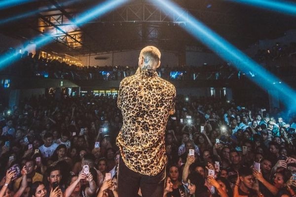 Com medo de ficar careca, Lucas Lucco corre para tratamento capilar contra calvície!
