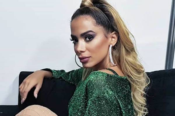 Só de sutiã rosa? Look provocante de Anitta chama atenção em show