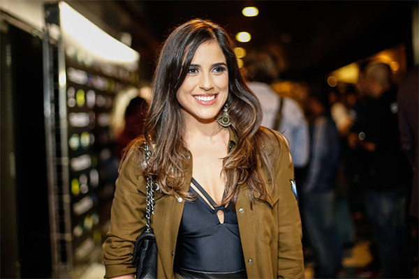 Gravidíssima! Camilla Camargo, filha de Zezé e Zilu, posa segurando barriguinha
