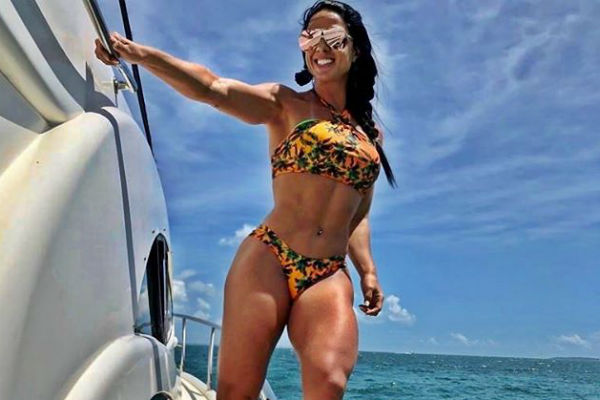 Graciele Lacerda aparece TRINCADÍSSIMA pendurada em barco