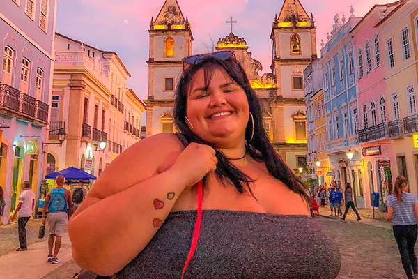 Bailarina plus size de Anitta posta fotos de biquíni em férias de Verão