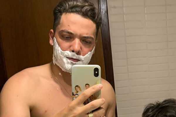 Wesley Safadão faz a barba ao lado do filho em clique fofo