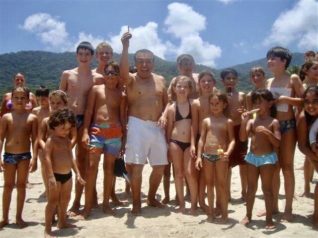 Maurício de Souza esbanja talento com desenhos na areia