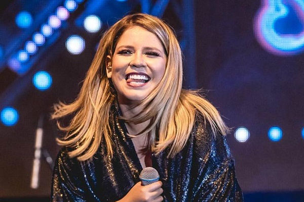 Vai sumir! Marília Mendonça aparece lindona em palco com shortinho PP