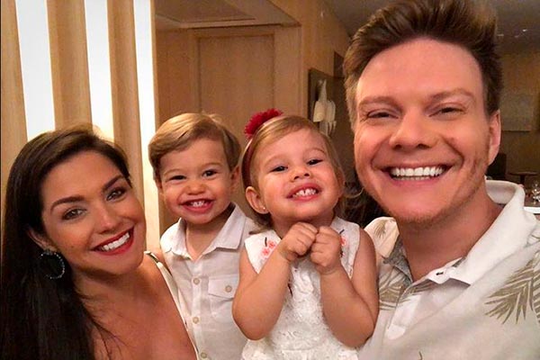 Melinda dança em show de Michel Teló e rouba a cena