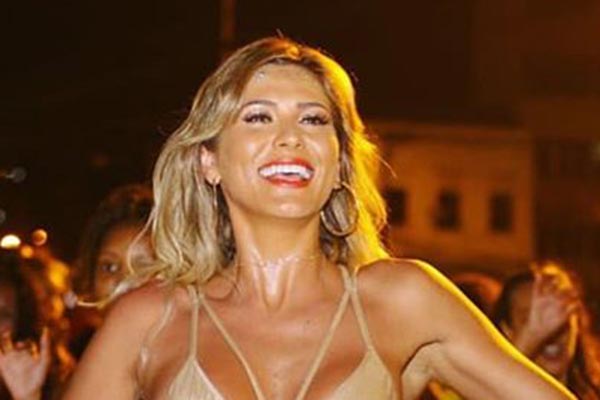 Lívia Andrade usa fantasia de cabaré e corpo à mostra chama atenção