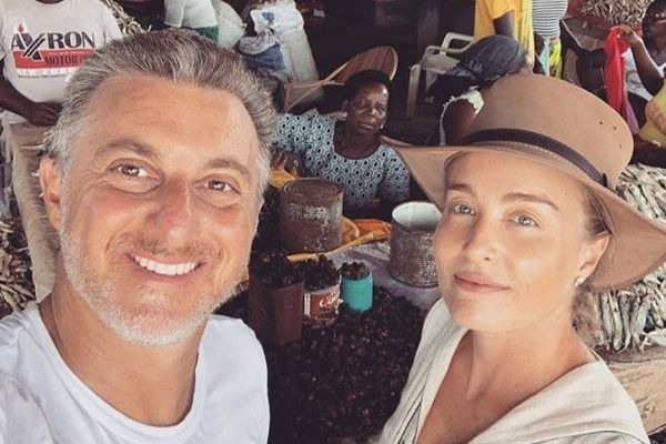 De férias na África, Luciano Huck visita comunidade e doa presente para crianças carentes