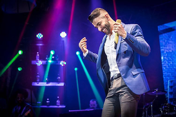 Gusttavo Lima radicaliza, muda o visual e surge quase careca