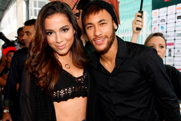 Anitta posta foto de biquíni e recebe cantada de Neymar