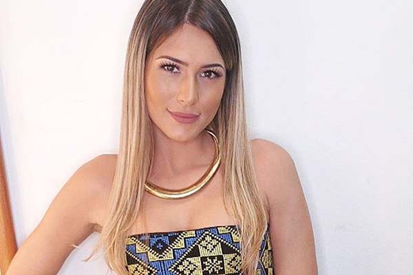 Lívia Andrade curte férias de biquíni e bota o corpão pra jogo