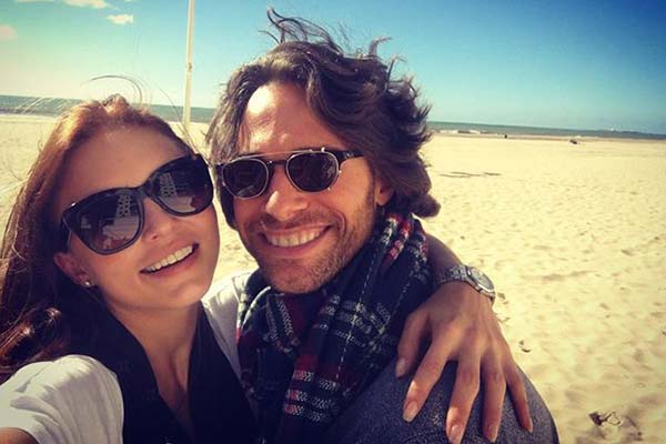Com Sebástian Rulli, Angelique Boyer posa de biquíni e ostenta barriga chapada