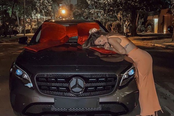 Gabi Brandt ganha carrão de luxo do noivo Saulo Pôncio