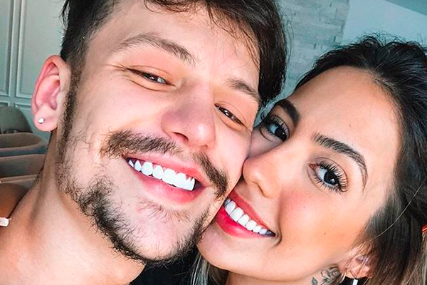 Saulo Poncio usa smoking diferentão em seu casamento e divide opiniões