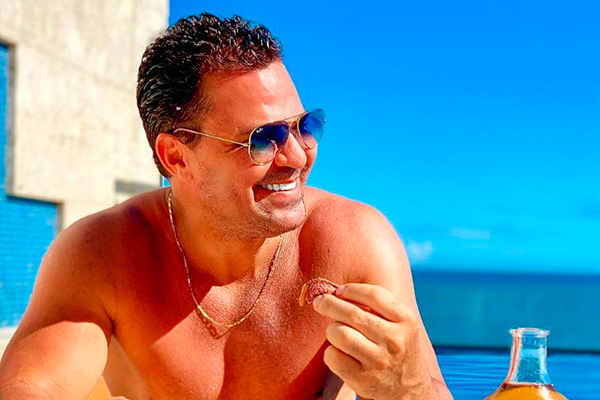 Após polêmica, Eduardo Costa posta foto com a filha e agradece ex-mulher
