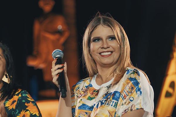 Magérrima, Marília Mendonça aparece bem bronzeada e revela marquinha do Sol