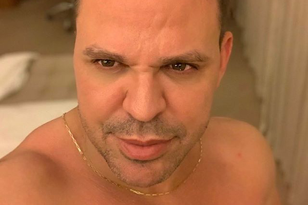 Namorada de Edu Costa se joga em cima dele na piscina - e corpaço impressiona!