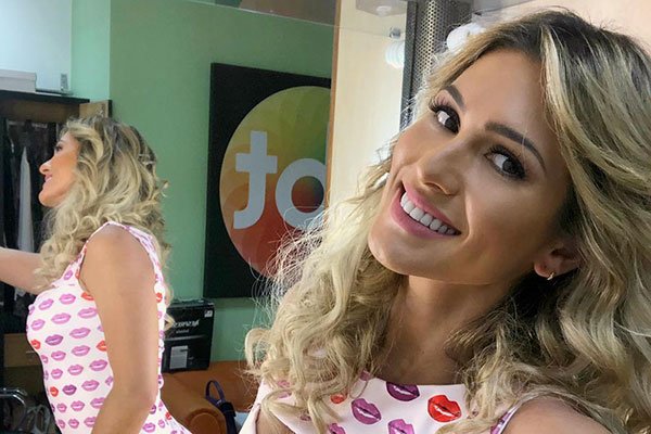 Lívia Andrade capricha no ângulo em foto de biquíni e exibe barriga CHAPADA