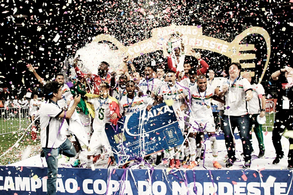 Jogadores do Sampaio Corrêa comemora título da Copa do Nordeste 2018