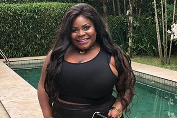 Jojo Todynho encontra família carente e faz compras para bebê