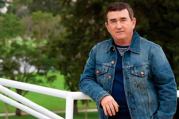 Aos 67, Amado Batista assume namoro com jovem de 19 anos