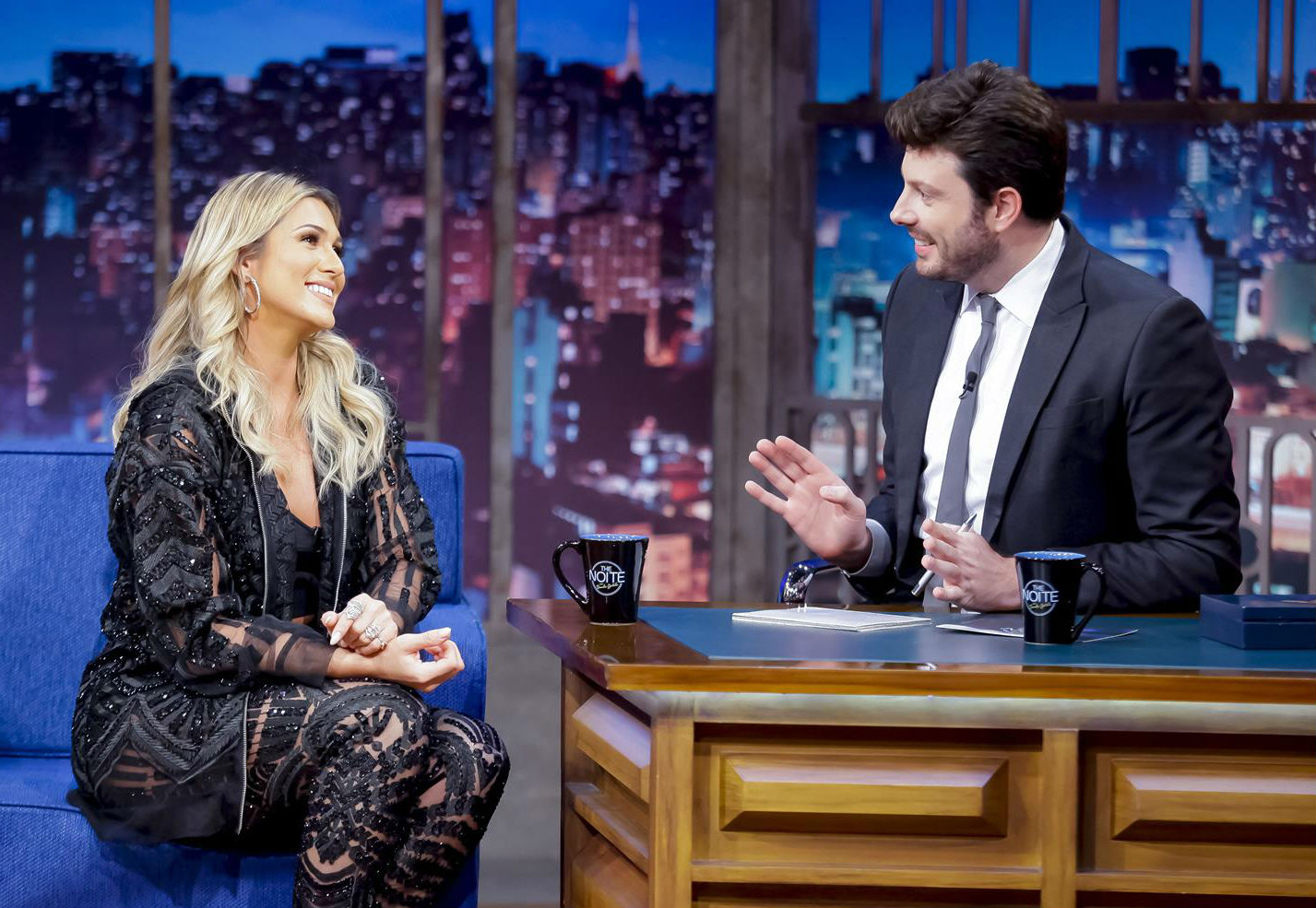 Lívia Andrade invade o palco do The Noite de quinta-feira