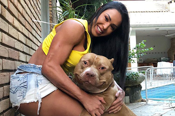 Luxo! Gracyanne Barbosa mostra piscina exclusiva para seus cachorros