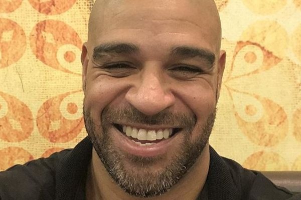 É ´piscininha, amor´! Adriano Imperador entra no hit do momento em favela carioca