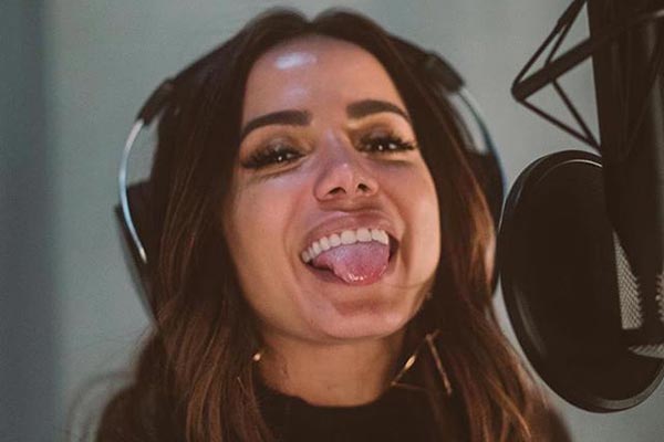Poderosa! Anitta usa look ousado e deixa bumbum à mostra