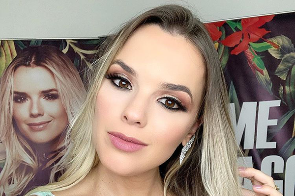 Thaeme ostenta barrigão de grávida em clique romântico com Fábio Elias