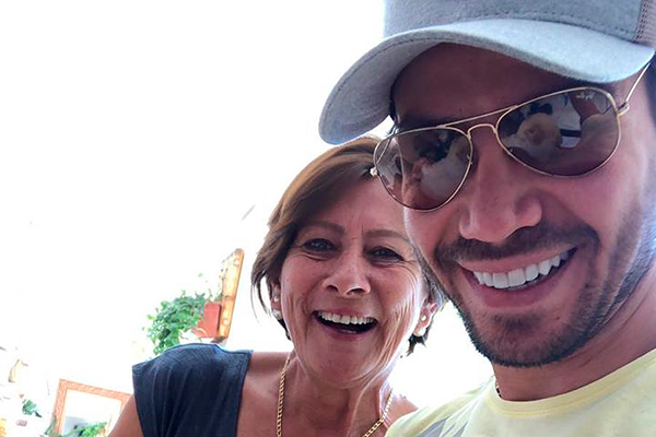 Emocionado, Mariano comemora fim do tratamento da mãe contra o câncer 