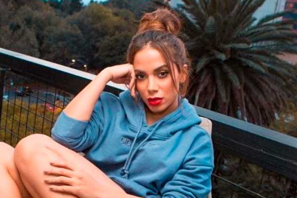 Anitta aparece loiríssima em foto e fãs ficam realmente chocados