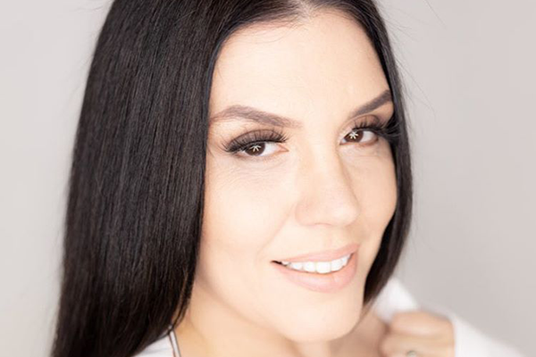 Poderosa! Simony radicaliza no visual e surge loiraça