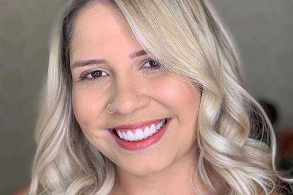 Dama de vermelho, Marília Mendonça usa look monocromático em festa de Neymar