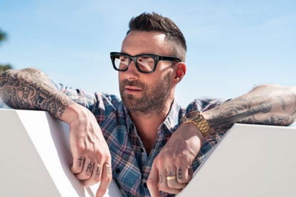 Cantor Adam Levine mostra os mamilos no Super Bowl e causa polêmica