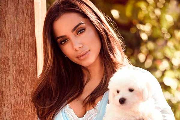 De biquininho, Anitta ostenta corpão e arranca elogios