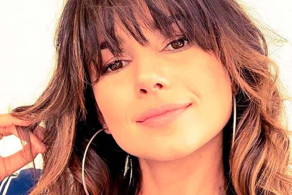 Paula Fernandes posa de biquíni de lacinho e cinturinha chama atenção