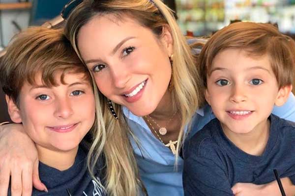 Filho de Claudia Leitte beija barriguinha da mãe e encanta a web