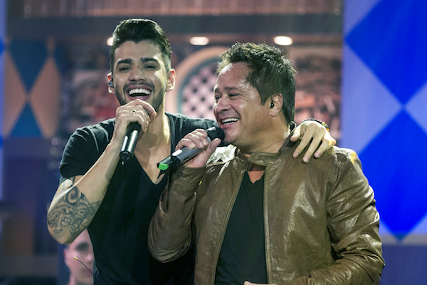 Sem Andressa Suita, Gusttavo Lima toma uma com Leonardo