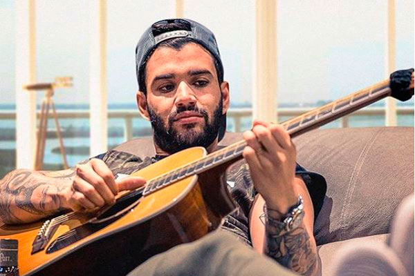 Gusttavo Lima faz dancinha no camarim e ganha comentário de Andressa Suita
